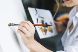 close-up-artist-holding-brush (Large)